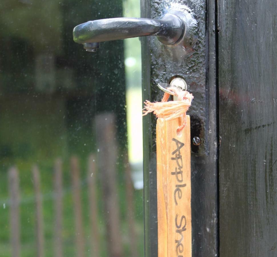 The Old Apple Shed Cosy Heated In A Meadow Close To The Charming Village Of Bethersden *